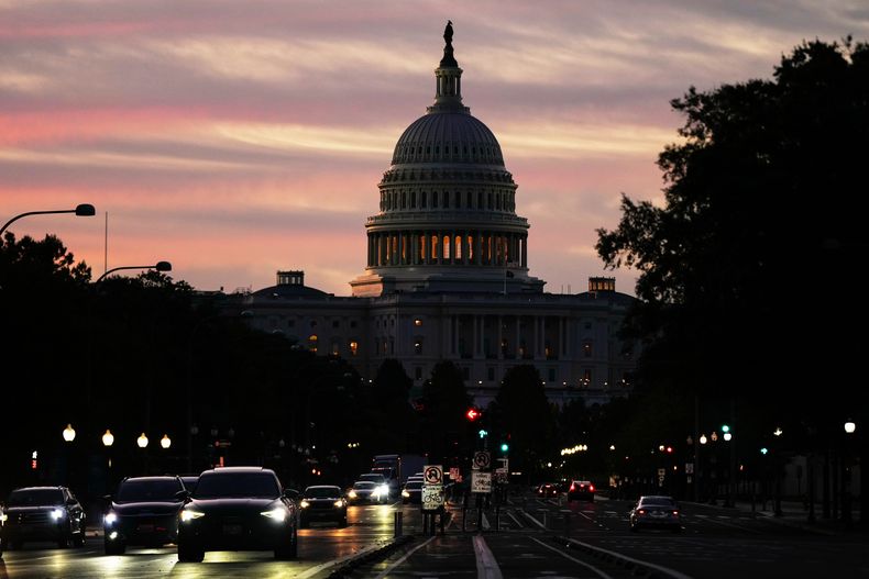 Vista del Capitolio de EEUU al amanecer mientras los autos circulan por la avenida Pensilvania, el 1 de octubre de 2025, en Washington. (AP Foto/Julia Demaree Nikhinson)