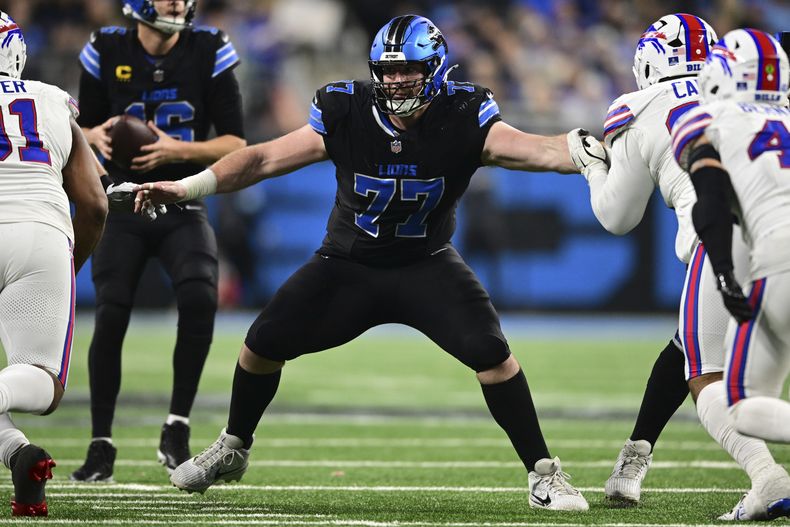 ARCHIVO - Frank Ragnow, centro de los Lions de Detroit, busca bloquear durante la segunda mitad del partido de la NFL en contra de los Bills de Buffalo, el 15 de diciembre de 2024, en Detroit. (AP Foto/David Dermer, Archivo)