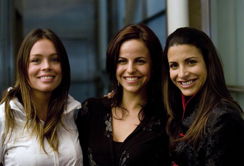 ARCHIVO - La actriz brasileña Francine Amaral, izquierda, posa con sus colegas mexicanas Alejandra Ambrosi, centro, y Veronica Toussaint de la serie por internet La doble vida., presentada el miércoles 24 de septiembre de 2008 en la Ciudad de México. Toussaint falleció a causa de cáncer el 16 de mayo de 2024. Tenía 48 años. (Foto AP/Alexandre Meneghini, archivo)