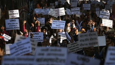 Gente corea lemas contra ataques reportados contra hindúes y otras minorías en Bangladesh, durante una protesta cerca de la misión diplomática de Bangladesh en Nueva Delhi, India, el martes 10 de diciembre de 2024. (AP Foto/Manish Swarup)