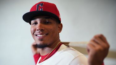 ARCHIVO - Angel Genao, de los Guardianes de Cleveland, posa para la foto, el 18 de febrero de 2026, en Goodyear, Arizona. (AP Foto/Chris Carlson, Archivo)