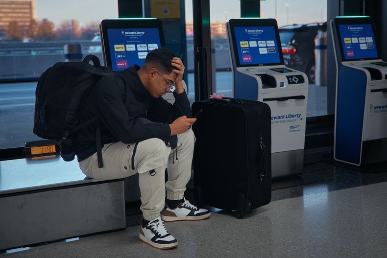Un pasajero de un vuelo de Arajet a Santo Domingo espera su registro en el Aeropuerto Internacional Liberty de Newark, el viernes 7 de noviembre de 2025 en Newark, Nueva Jersey (AP Foto/Andres Kudacki)