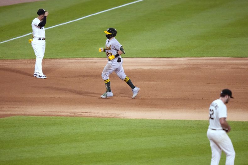 Shea Langeliers, de los Atléticos de Oakland, recorre las bases luego de conectar un jonrón ante los Medias Blancas de Chicago, en el sexto inning del juego del jueves 24 de agosto de 2023 (AP Foto/Charles Rex Arbogast)