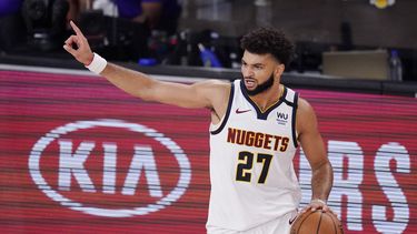 Jamal Murray, de los Nuggets de Denver, da indicaciones durante un partido ante los Lakers de Los Ángeles, el 26 de septiembre de 2020 (AP foto/Mark J. Terrill)