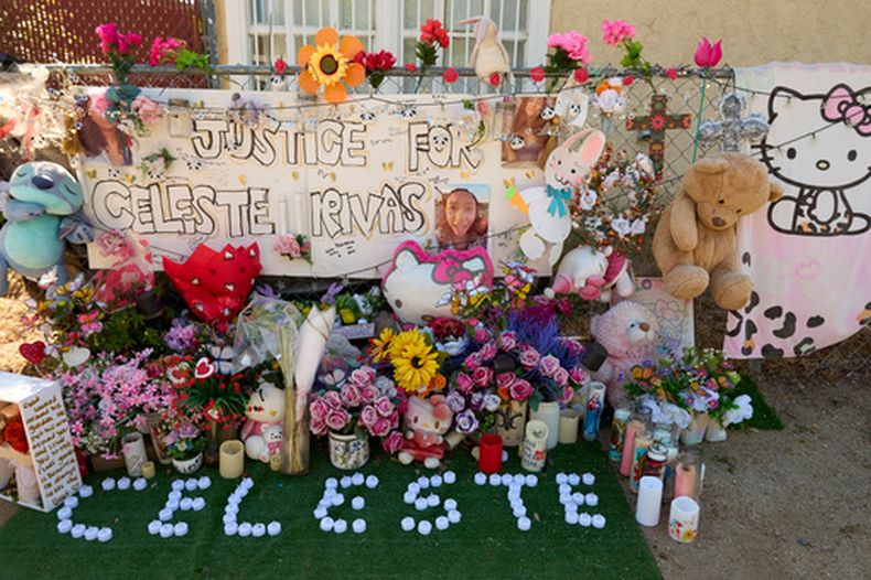 ARCHIVO - Una ofrenda en memoria de Celeste Rivas Hernández, quien fue asesinada y encontrada dentro de un vehículo propiedad del cantante D4vd, fue colocado frente a su casa en Lake Elsinore, California, el 21 de abril de 2026. (Foto AP/Damian Dovarganes, archivo)