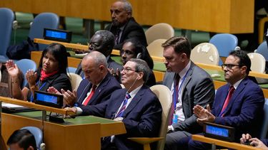 La delegación cubana, incluido el ministro de Asuntos Exteriores, Bruno Rodríguez —en el centro—, reacciona tras una votación sobre el fin del bloqueo de Estados Unidos contra Cuba en la sede de las Naciones Unidas, el miércoles 28 de octubre de 2026. (AP Foto/Seth Wenig)