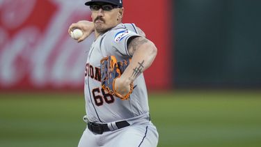 J.P. France, de los Astros de Houston, realiza un pitcheo en el encuentro del jueves 20 de julio de 2023, ante los Atléticos de Oakland (AP Foto/Godofredo A. Vásquez)