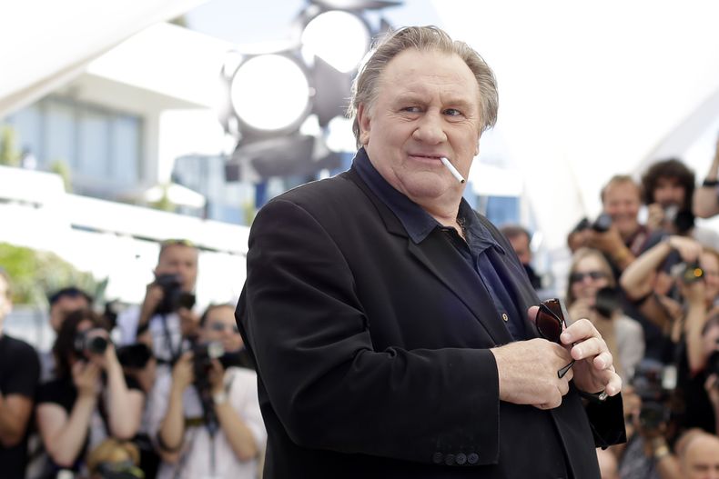 ARCHIVO - El actor Gerard Depardieu posa para los fotógrafos durante una sesión fotográfica para la película Valley of Love, en el 68º festival internacional de cine, Cannes, sur de Francia, el 22 de mayo de 2015. (Foto AP/Thibault Camus, archivo)