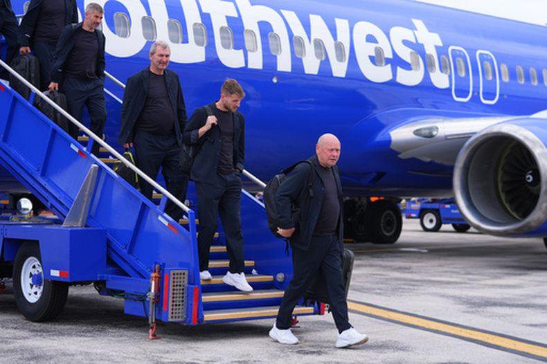 El entrenador de la selección de República Checa Miroslav Koubek arriba con el equipo al aeropuerto de Dallas Love Field antes del inicio de la Copa Mundial el viernes 5 de junio del 2026. (AP Foto/Julio Cortez)