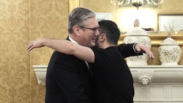 El primer ministro británico Keir Starmer (izquierda) saluda al presidente de Ucrania, Volodymyr Zelenskyy, durante una reunión bilateral previa a la cumbre de la OTAN, el miércoles 10 de julio de 2024, en un hotel de Washington. (Stefan Rousseau/Foto vía AP)