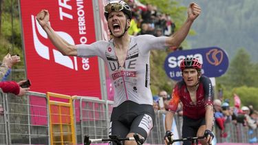Joao Almeida aventaja a Geraint Thomas al ganar la 16ta etapa del Giro de Italia, el martes 23 de mayo de 2023, en el Monte Bondone. (Gian Mattia DAlberto/LaPresse vía AP)