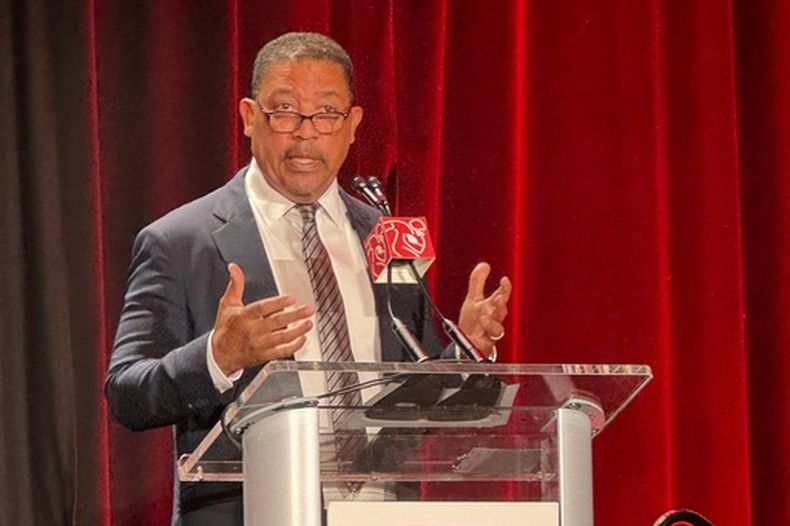 David White, director general interino del Sindicato de Jugadores de la NFL, habla en su conferencia anualk de prensa el martes 3 de febrero de 2026 (AP Foto/Rob Maaddi)