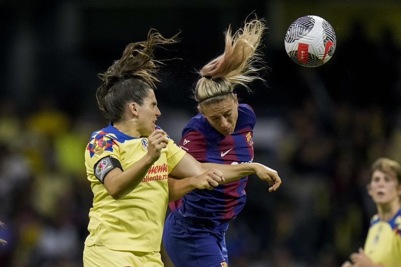 Andrea Pereira del América femenino pelea por el balón con la cabeza con Alexia Putellas del Barcelona durante un encuentro amistoso en el Estadio Azteca el martes 29 de agosto del 2023. (AP Foto/Eduardo Verdugo)