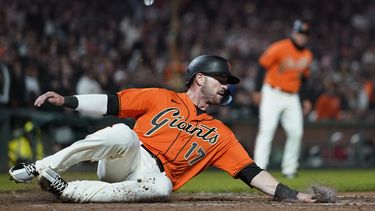 Mitch Haniger, de los Gigantes de San Francisco, anota en el juego ante los Marlins de Miami, el viernes 19 de mayo de 2023 (AP Foto/Godofredo A. Vásquez)