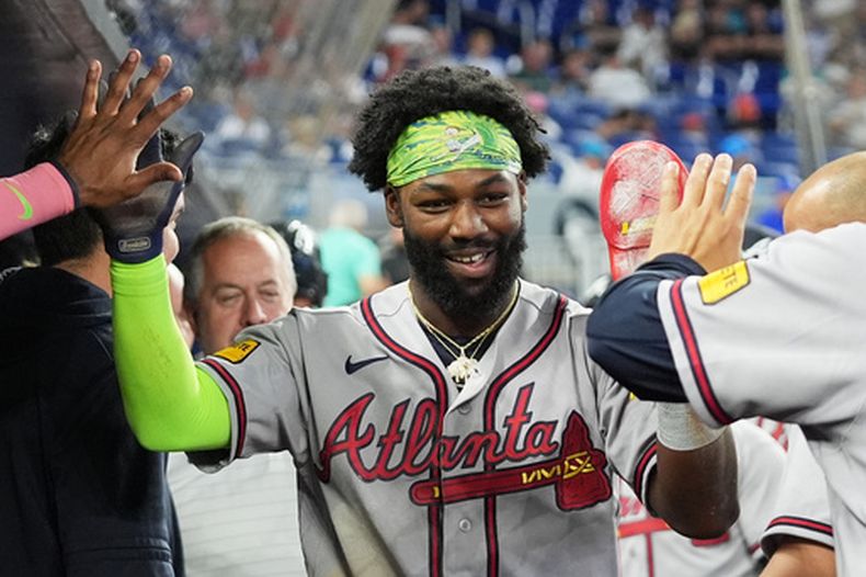 Michael Harris II de los Bravos de Atlanta es felicitado tras anotar un elevado de sacrificio del pitcher Matt Olson en la primera entrada ante los Marlins de Miami el sábado 26 de septiembre del 2026. (AP Foto/Lynne Sladky)