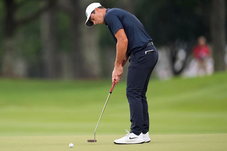 El noruego Viktor Hovland con su putt en el primer green de la tercera ronda del Campeonato de la PGA el sábado 29 de agosto del 2026. (AP Foto/Mike Stewart)