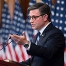 El presidente de la Cámara de Representantes, Mike Johnson, durante una conferencia de prensa en el séptimo día del cierre de gobierno, el martes 7 de octubre de 2025, en Washington. (AP Foto/J. Scott Applewhite)