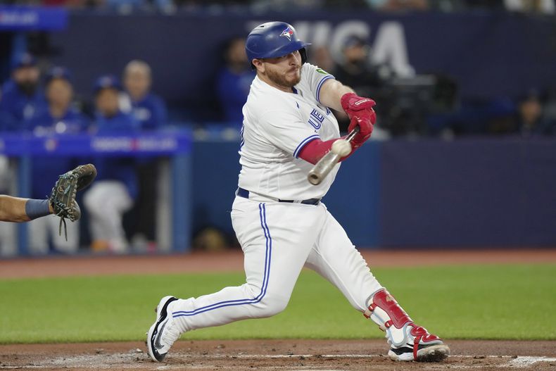 El mexicano Alejandro Kirk, de los Azulejos de Toronto, batea un jonrón solitario ante los Rays de Tampa Bay en el juego del viernes 29 de septiembre de 2023 (Chris Young/The Canadian Press via AP)