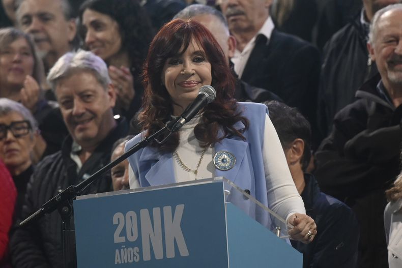 ARCHIVO - La vicepresidenta de Argentina, Cristina Fernández, sonríe durante un mitin para conmemorar el vigésimo aniversario de la toma de posesión de su difunto esposo, el presidente Néstor Kirchner, en Plaza de Mayo en Buenos Aires, Argentina, el 25 de mayo de 2023. Una jueza argentina dispuso el lunes 12 de junio de 2023 enviar a juicio a tres jóvenes acusados de haber intentado asesinar a la vicepresidenta hace nueve meses. (AP Foto/Mario De Fina, Archivo)