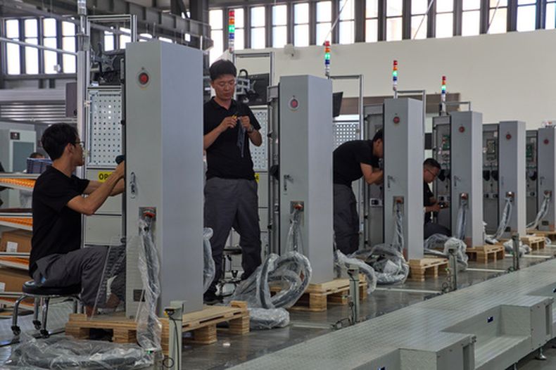 Trabajadores en una fábrica de Mengma Intelligent Transportation Equipment Manufacturing Base en Hohot, en Mongolia Interior, China, el 11 de junio del 2026. (AP foto/Ng Han Guan)