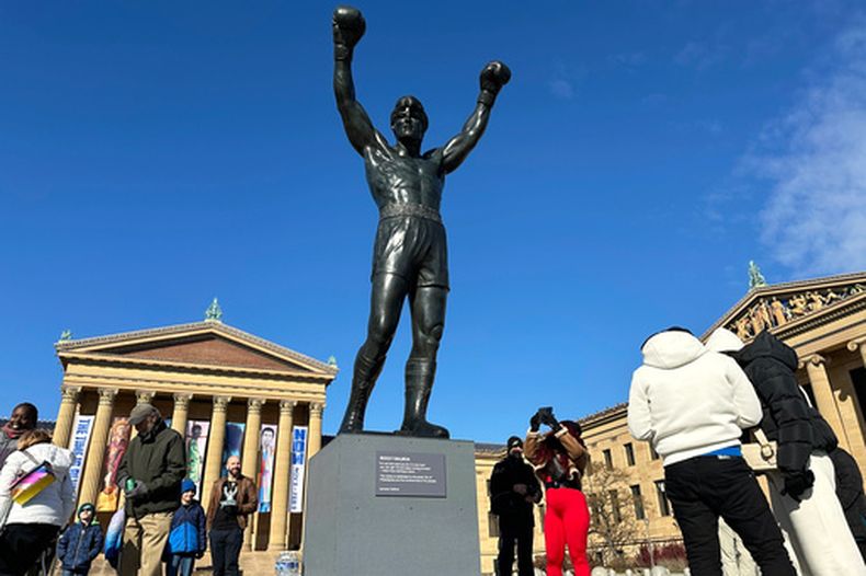 Visitantes observan la estatua de Rocky durante el RockyFest 2024, el 3 de diciembre de 2024, en el Museo de Arte de Filadelfia. (AP Foto/Tassanee Vejpongsa, Archivo)