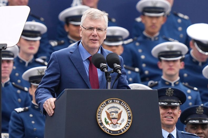 El secretario de la Fuerza Aérea de EEUU, Troy Meink, habla durante la ceremonia de graduación de la Academia de la Fuerza Aérea en el Falcon Stadium, el jueves 28 de mayo de 2026, en Colorado. (Foto AP/Matt Rourke, Billar, Archivo)