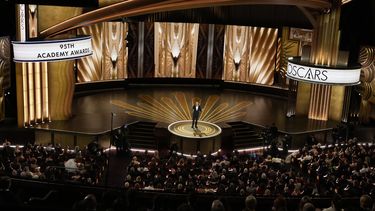 ARCHIVO - El anfitrión Jimmy Kimmel habla en los Oscar el 12, de marzo de 2023, en el Teatro Dolby en Los Ángeles. Kimmel será maestro de ceremonias de los Oscar por cuarta ocasión en 2024. (Foto AP/Chris Pizzello, archivo)