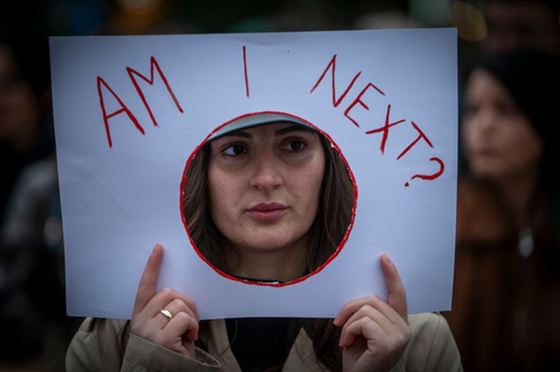 Una mujer sostiene un cartel que dice ¿Soy la siguiente? mientras miles de personas protestan en la capital de Kosovo por los asesinatos de mujeres, en Pristina, el miércoles 28 de octubre de 2026. (Foto AP/Visar Kryeziu)