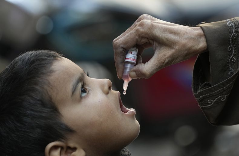 ARCHIVO - Una trabajadora del sector salud administra una vacuna contra la polio a un niño en Karachi, Pakistán, el 8 de enero de 2024. (AP Foto/Fareed Khan, Archivo)