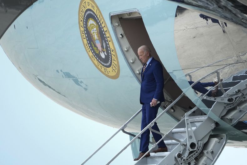 El presidente Joe Biden desciende por las escaleras del avión Air Force One en la Base Andrews de la Fuerza Aérea, en Maryland, el jueves 6 de julio de 2023, a su regreso de una visita a Carolina del Sur. (AP Foto/Susan Walsh)