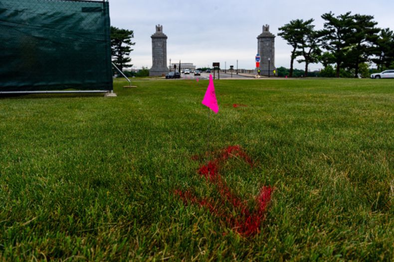 Banderas colocadas por equipos de construcción delimitan Memorial Circle, donde el presidente Donald Trump ha propuesto la construcción de un arco para conmemorar el aniversario 250 de los Estados Unidos, el 11 de mayo de 2026, en Washington. (AP Foto/Alex Brandon, Archivo)