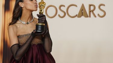 Zoe Saldana, ganadora del premio a mejor actriz de reárto por Emilia Pérez, posa en la sala de prensa de los Oscar el domingo 2 de marzo de 2025 en el Teatro Dolby de Los Ángeles. (Foto Jordan Strauss/Invision/AP)