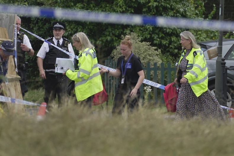 ARCHIVO - Agentes de la policía investigan la colisión de un vehículo contra un edificio en una escuela primaria en Wimbledon, Londres, el jueves 6 de julio de 2023. (AP Foto/Kin Cheung, Archivo)