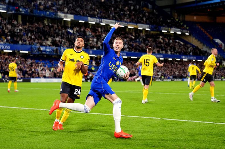 El mediocampista del Chelsea, Cole Palmer, celebra tras anotar el primer gol de su equipo durante el partido de la Copa de la Liga de Inglaterra entre el Chelsea y el Leeds United en Londres, el miércoles 9 de septiembre de 2026. (Adam Davy/PA vía AP)