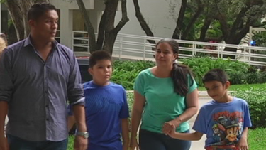 padres panamenos piden ayuda a la comunidad para extraer un tumor en la cara de su hijo