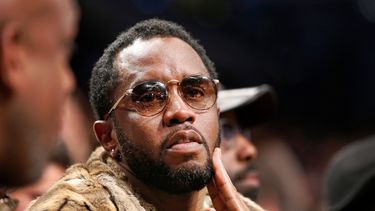 ARCHIVO - Sean Diddy Combs se sienta en la cancha en la segunda mitad de un partido de baloncesto de la NBA entre los Brooklyn Nets y los New York Knicks, el 12 de marzo de 2017, en Nueva York. (Foto AP/Kathy Willens, archivo)