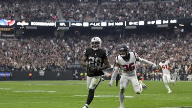 Jacobs brilla por Raiders, que se imponen 38-20 a Texans