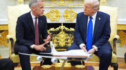 El primer ministro canadiense Mark Carney con el presidente estadounidense Donald Trump en la Oficina Oval en la Casa Blanca en Washington el 7 de octubre del 2025. (AP foto/Evan Vucci)