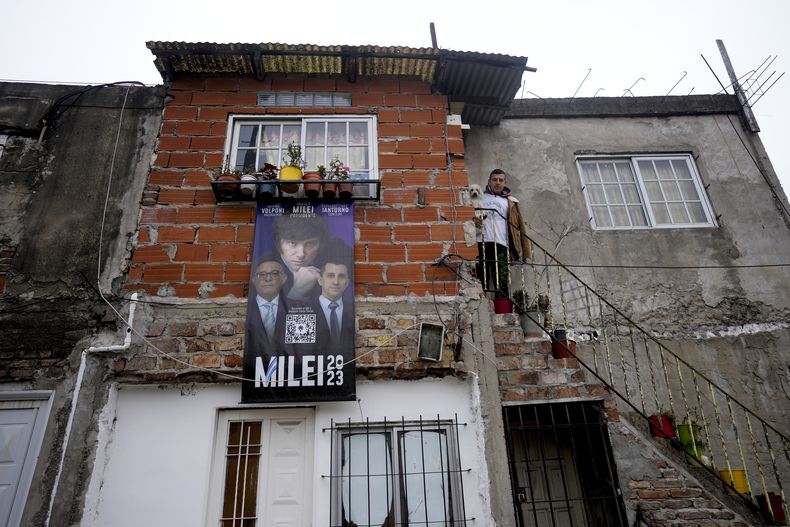Andrés Ferreira, simpatizante del aspirante presidencial Javier Milei, posa para la foto en su casa del barrio de Fiorito en Buenos Aires, Argentina, el sábado 23 de septiembre de 2023. Ferreira está particularmente molesto con la corrupción política generalizada. (AP Foto/Natacha Pisarenko)