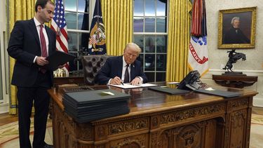 El presidente Donald Trump firma una orden ejecutiva en la Oficina Oval de la Casa Blanca, el lunes 20 de enero de 2025, en Washington. (AP Foto/Evan Vucci)