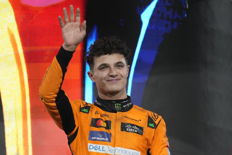ARCHIVO - Foto del 8 de diciembre del 2024, el piloto británico de McLaren Lando Norris en el podio tras ganar el Gran Premio de Abu Dhabi. (AP Foto/Darko Bandic, Archivo)