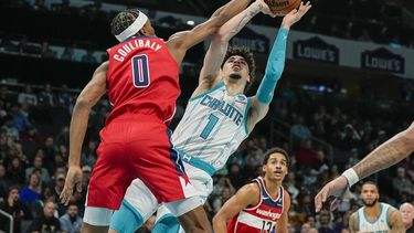 LaMelo Ball, de los Hornets de Charlotte, dispara con la marca encima de Bilal Coulibaly, de los Wizards de Wahington, durante la segunda mitad del juego de baloncesto de la NBA, el miércoles 22 de noviembre de 2023, en Charlotte, Carolina del Norte. Los Hornets ganaron 117-114. (AP Foto/Chris Carlson)
