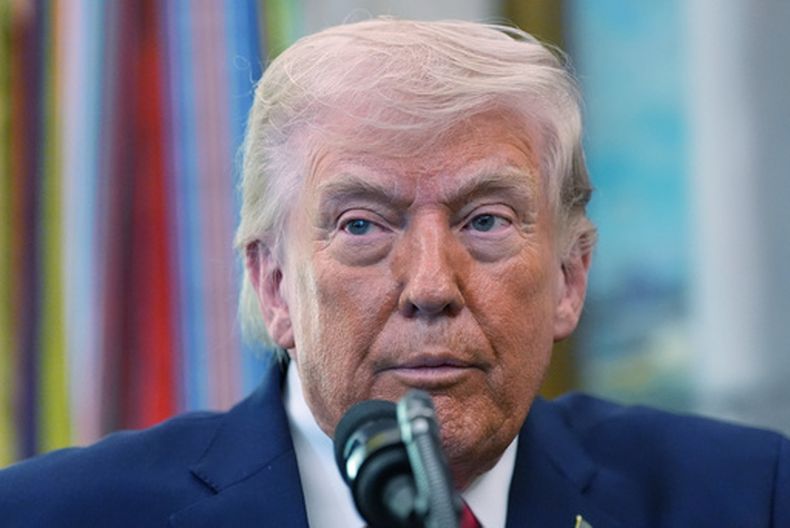 El presidente de Estados Unidos, Donald Trump, habla durante la toma de posesión del secretario de Seguridad Nacional, Markwayne Mullin, en la Oficina Oval de la Casa Blanca, el martes 24 de marzo de 2026, en Washington. (AP Foto/Alex Brandon)