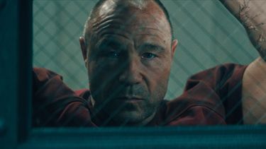 Esta imagen, difundida por Apple TV, muestra a Stephen Graham en una escena de Nocturne. (Apple TV via AP)