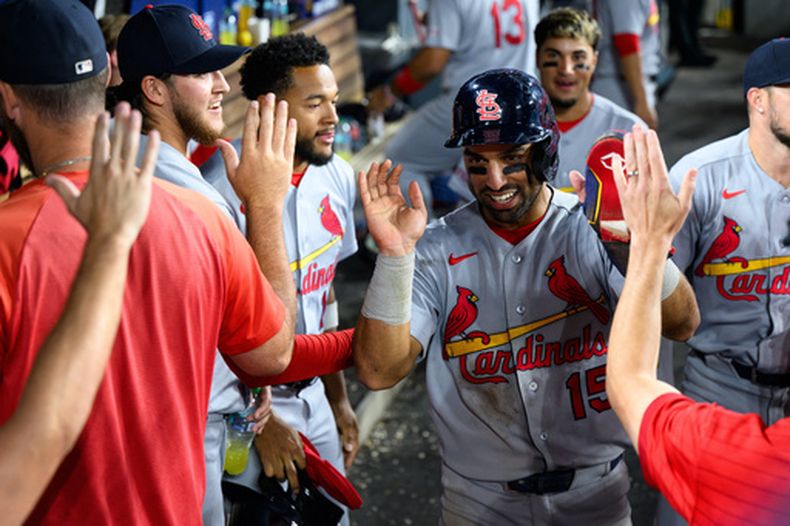 El dominicano José Fermín, de los Cardenales de San Luis, festeja con sus compañeros luego de anotar en el décimo inning del duelo ante los Dodgers de Los Ángeles, el miércoles 2 de septiembre de 2026 (AP Foto/William Liang)