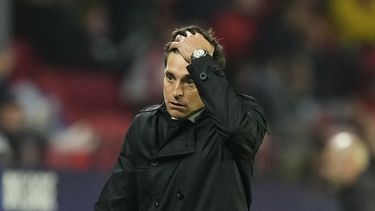 El técnico del Sevilla Diego Alonso durante el partido contra PSV Eindhoven en la Liga de Campeones, el miércoles 29 de noviembre de 2023, en Sevilla. (AP Foto/José Bretón)