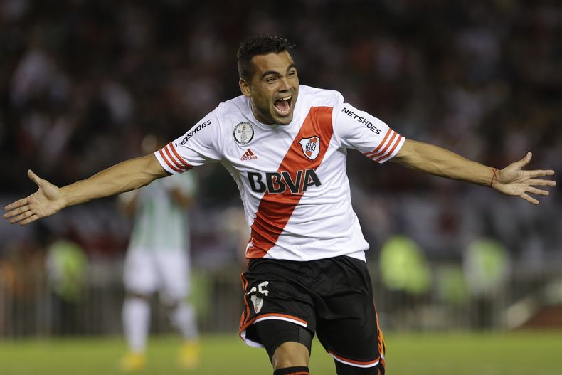 Gabriel Mercado, del River Plate, celebra tras anotar frente al Atl&eacute;tico Nacional de Medell&iacute;n en la vuelta de la final de la Copa Sudamericana, el mi&eacute;rcoles 10 de diciembre de 2014, en Buenos Aires (AP Foto/V&iacute;ctor R. Caivano)