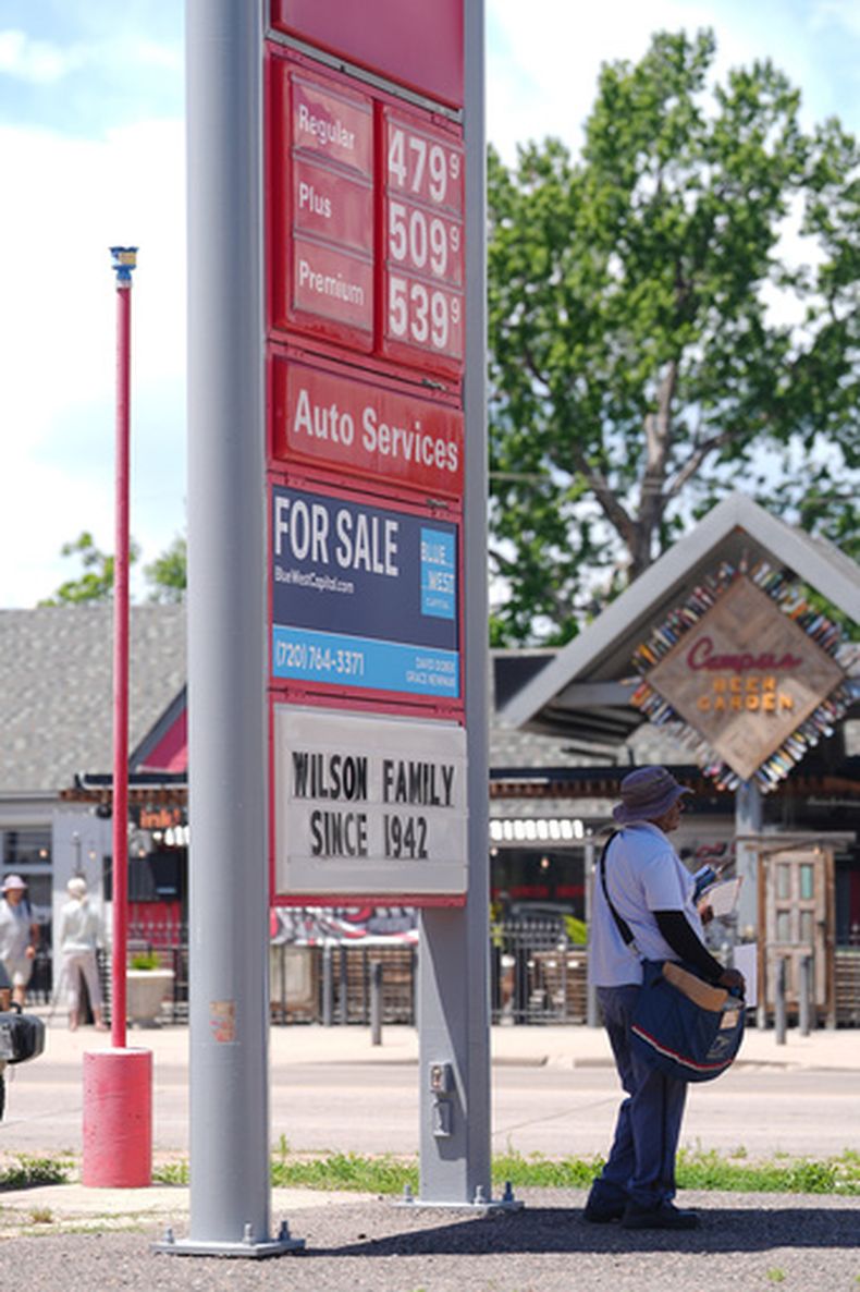 Los precios de la gasolina en una gasolinera en Denver, el 4 de junio del 2026. (AP foto/David Zalubowski)