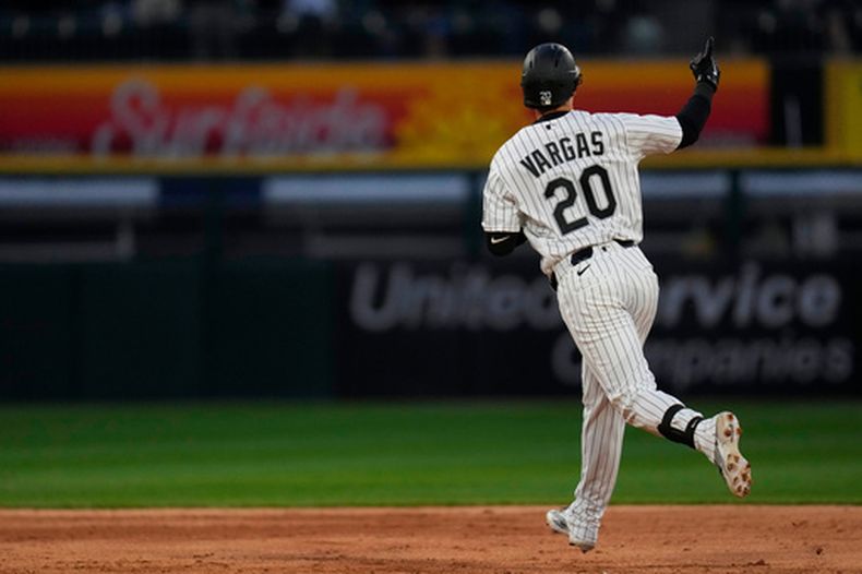 El cubano Miguel Vargas, de los Medias Blancas de Chicago, recorre los senderos tras batear un jonrón ante los Marineros de Seattle, el sábado 9 de mayo de 2026 (AP Foto/Erin Hooley)