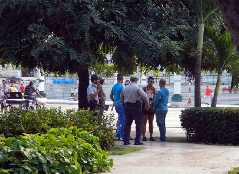 Acosados como delicuentes por la policía.